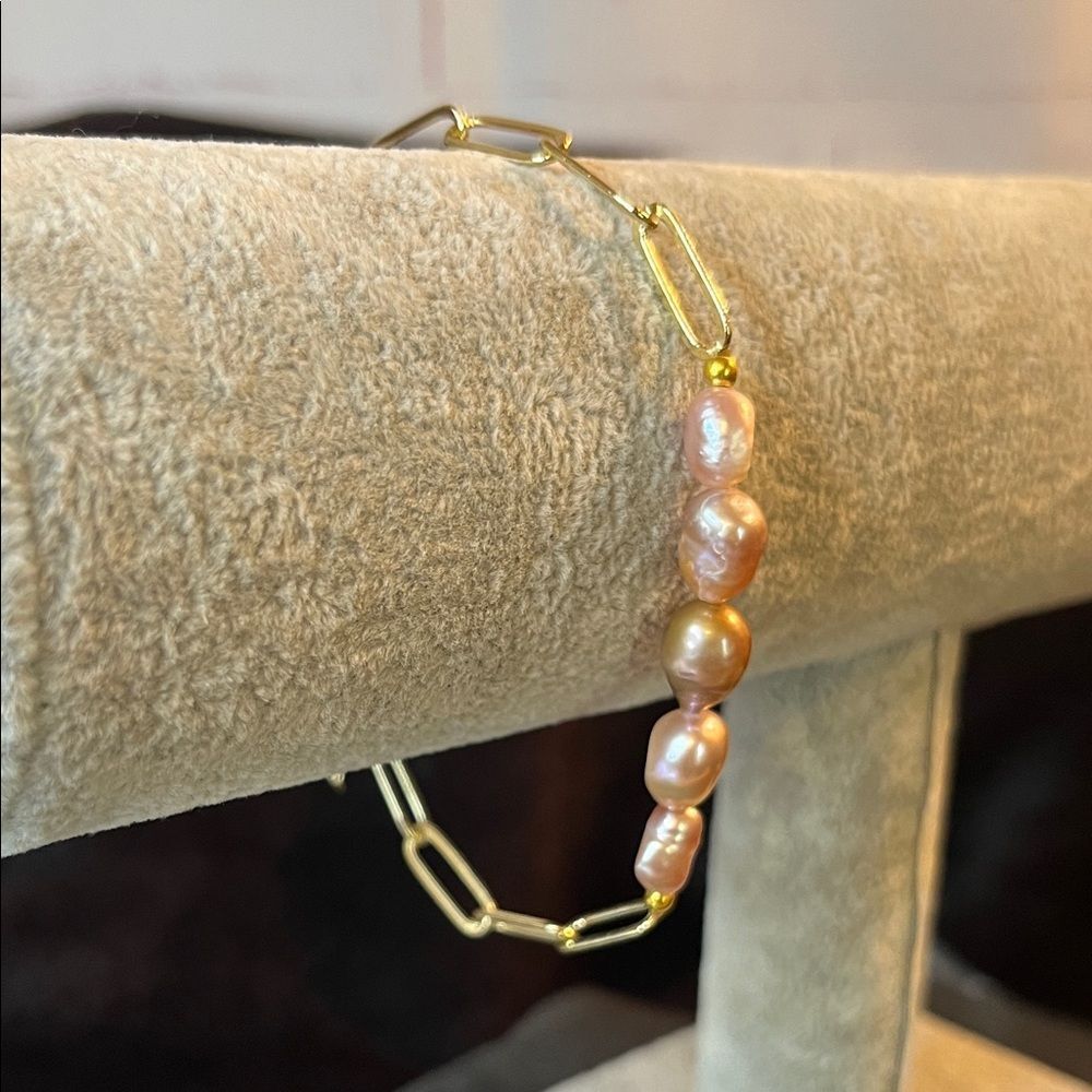Pink Peach Pearls and Gold Tone Paper Clip Bracelet 8”